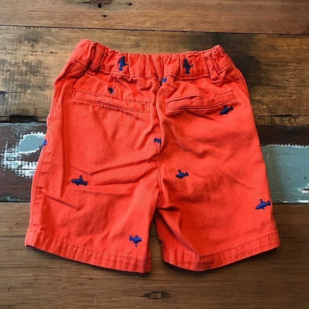 Children’s Place bermudas orange with sharks ! Baby Size 2T